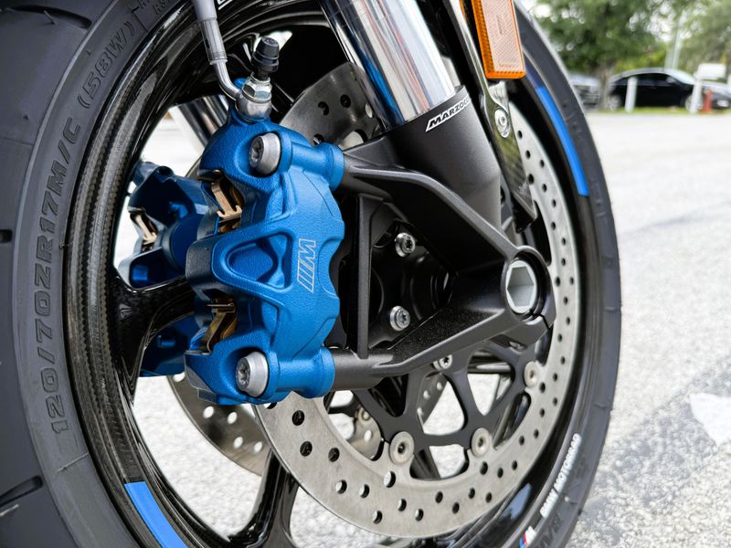 2025 BMW M 1000 R