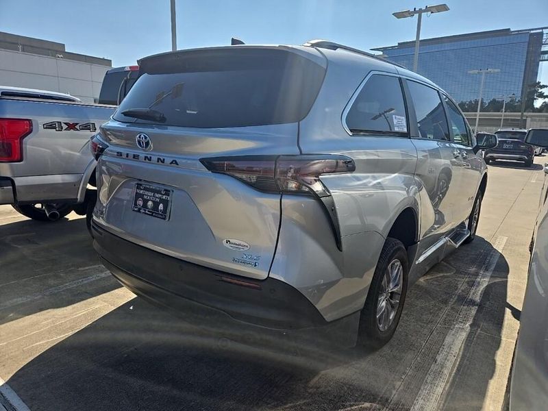 2024 Toyota Sienna XLE photo 3