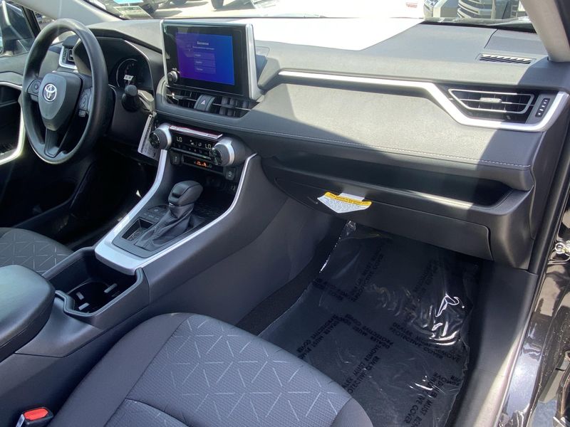 2025 Toyota RAV4 XLEImage 9