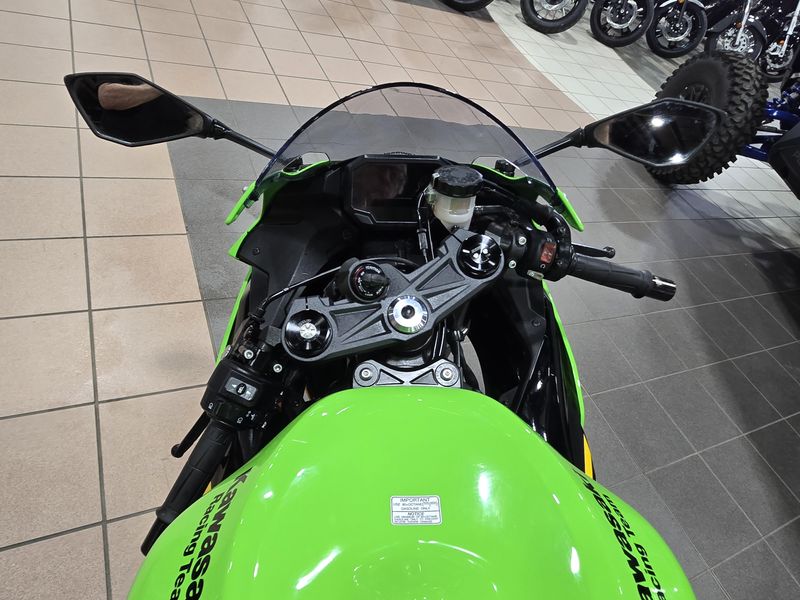 USED 2025 KAWASAKI NINJA ZX6R KRT EDITION LIME GREEN AND EBONY AND PEARL BLIZZARD WHITE Image 13