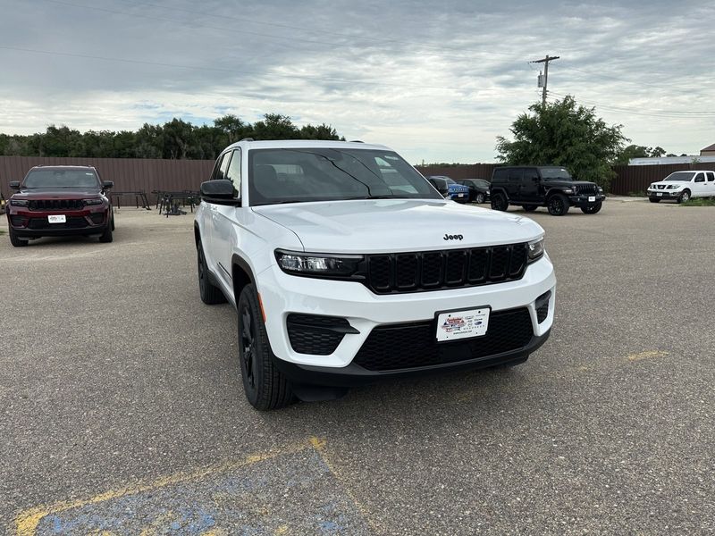 2024 Jeep Grand Cherokee Altitude X 4x4Image 2