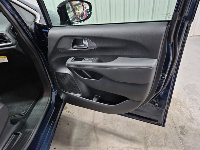 New 2025 Chrysler Pacifica SelectImage 10