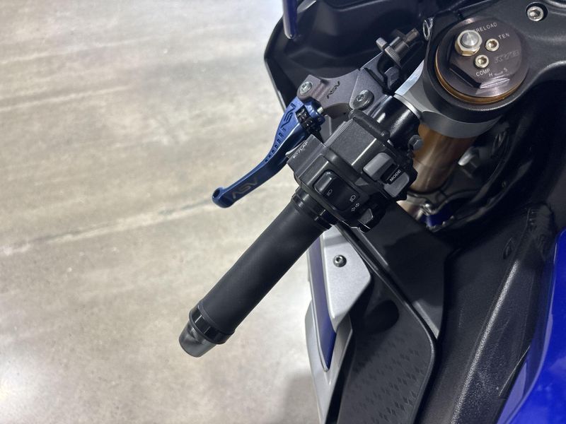 Used 2015 Yamaha YZF-R1 Image 22