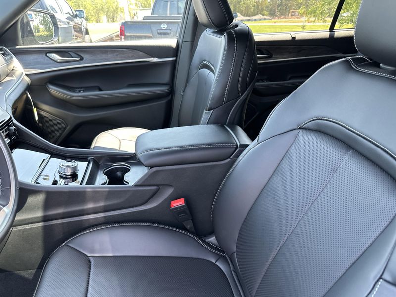 New 2025 Jeep Grand Cherokee L Limited 4x4Image 24