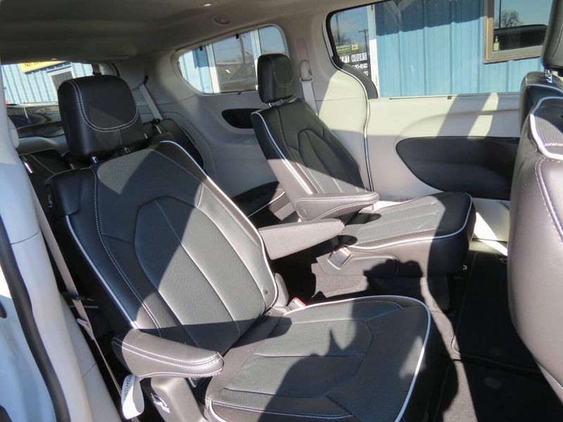 2023 Chrysler Pacifica Limited 4dr Mini VanImage 32