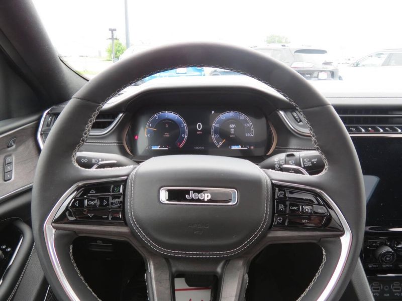Used 2025 Jeep Grand Cherokee L Overland 4x4 4dr SUVImage 14