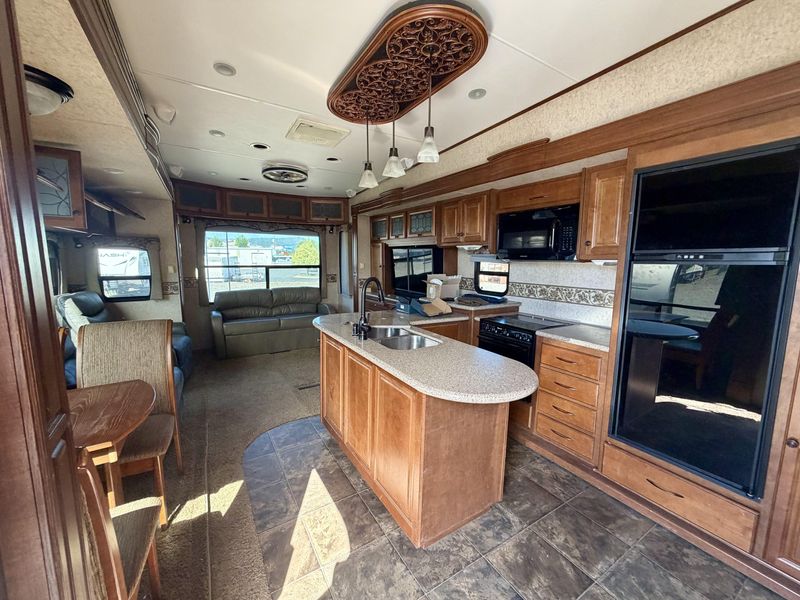 Used 2012 HEARTLAND BIGHORN 3185RL Image 5