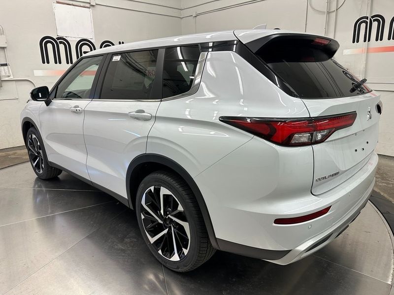 2024 Mitsubishi Outlander SEImage 8