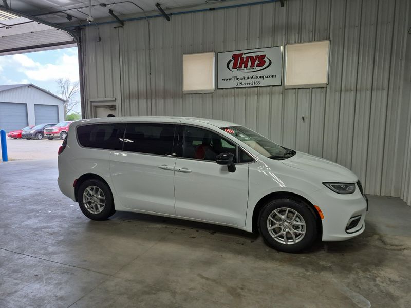 2025 Chrysler Pacifica SelectImage 2