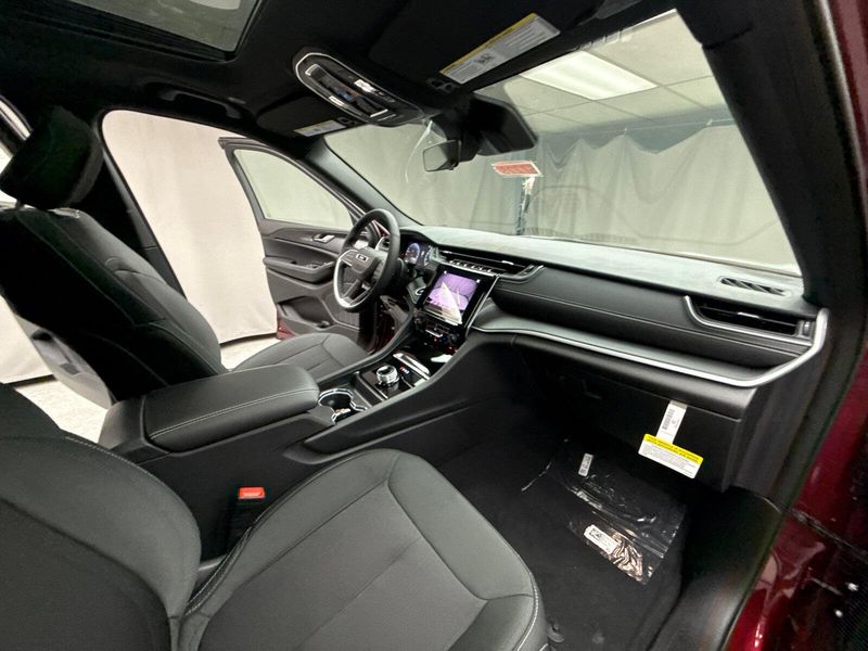 New 2025 Jeep Grand Cherokee L Laredo X 4x4Image 21