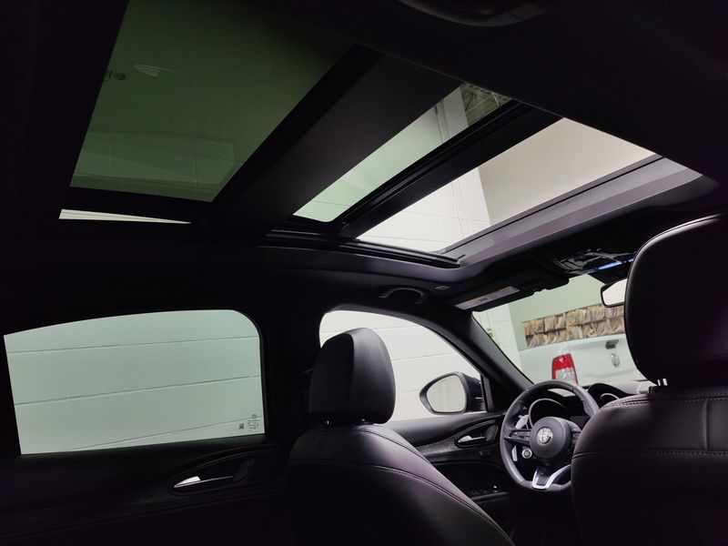 2024 Alfa Romeo Stelvio Sprint Q4 AWD w/Sunroof/Wheel PkgImage 6