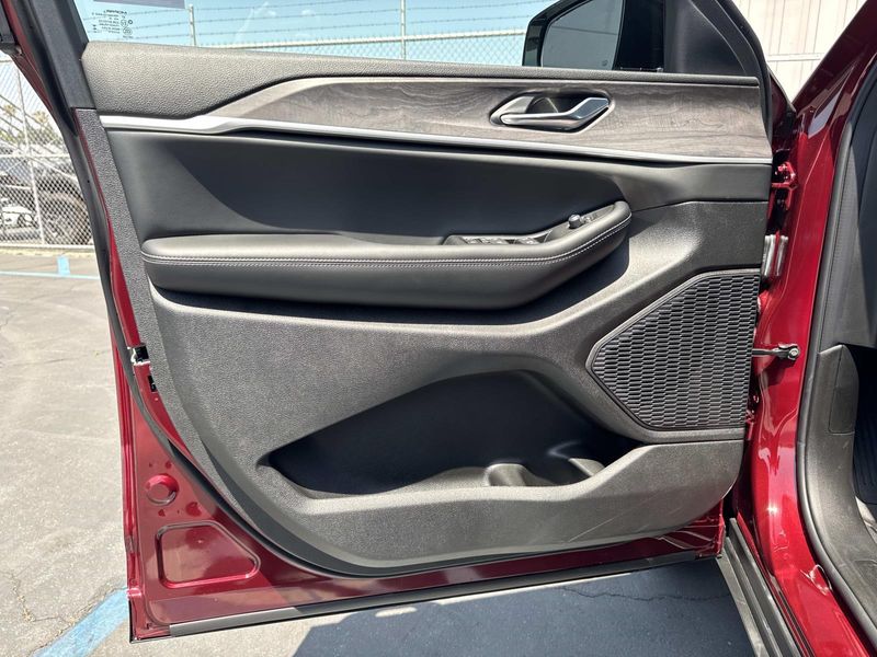 New 2026 Jeep Grand Cherokee L Laredo Altitude 4x2