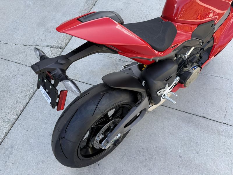 New 2025 Ducati PANIGALE V4 Image 9