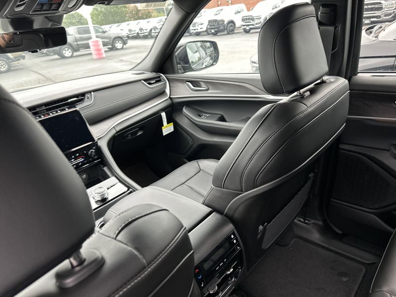 New 2025 Jeep Grand Cherokee L Limited 4x4Image 17