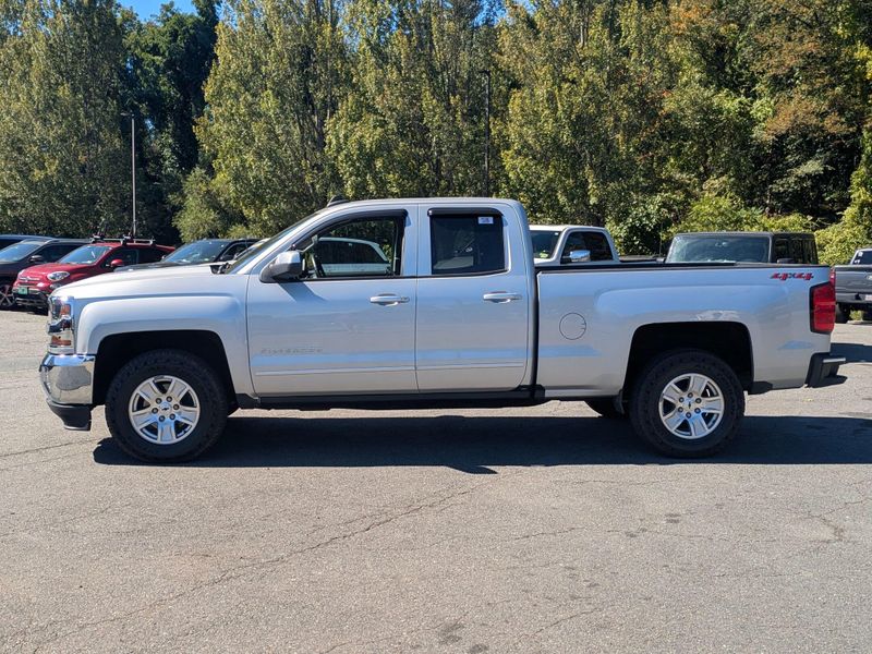 2018 Chevrolet Silverado 1500 LT photo 2
