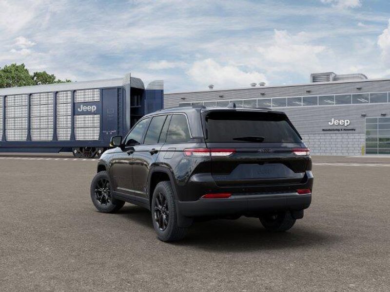 New 2026 Jeep Grand Cherokee Laredo Altitude 4x4Image 3