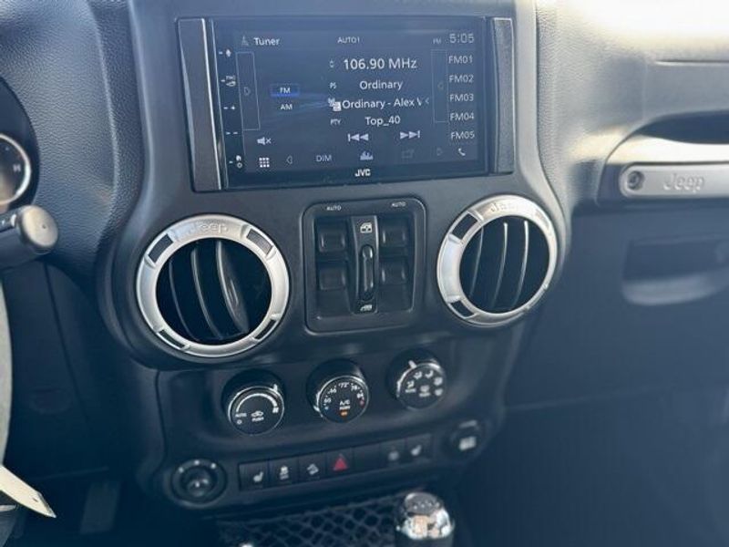 2014 Jeep Wrangler Unlimited SaharaImage 18