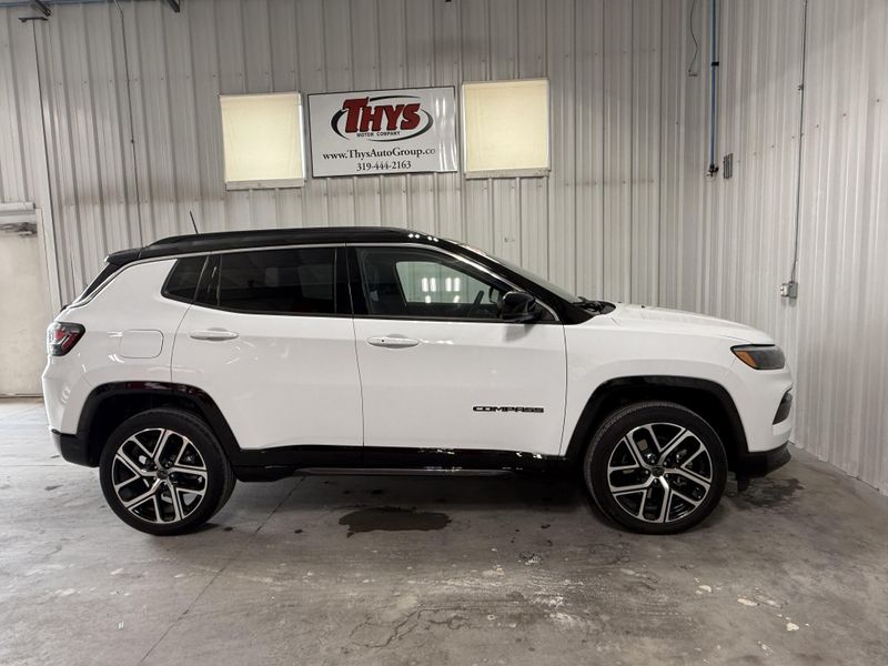 Used 2025 Jeep Compass LimitedImage 2