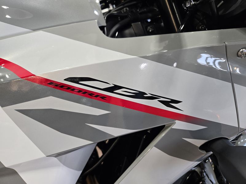New 2026 Honda CBR600RR DEEP PEARL GRAY Image 7