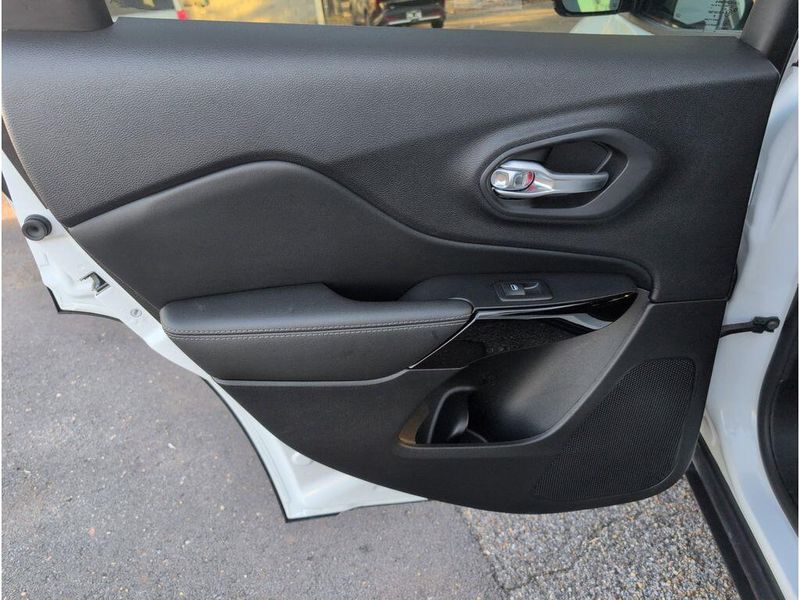 Used 2023 Jeep Cherokee Altitude LuxImage 31