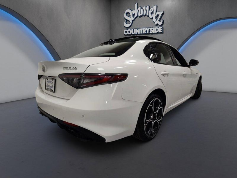 New 2025 Alfa Romeo Giulia AwdImage 12