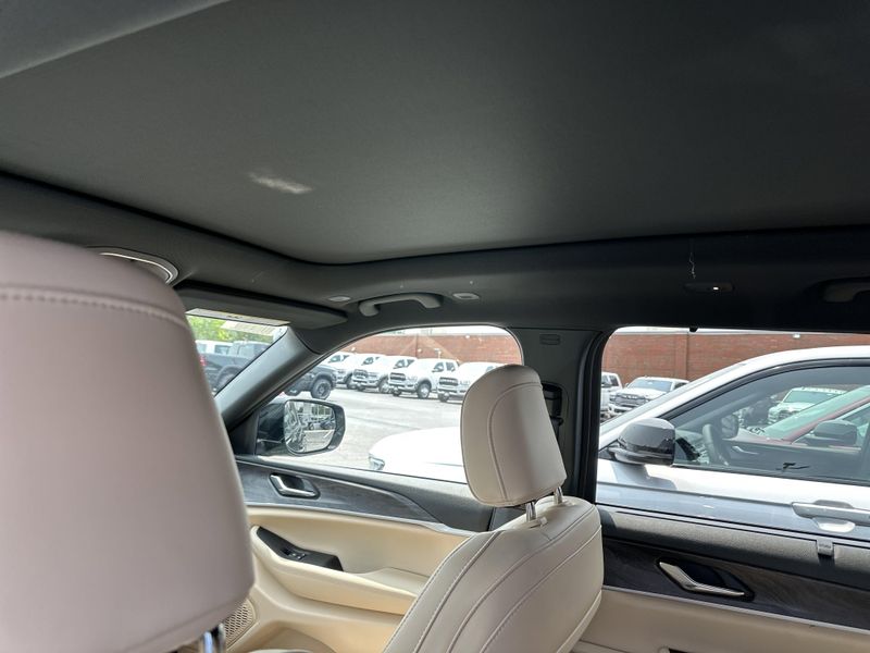 New 2025 Jeep Grand Cherokee L Limited 4x4Image 18