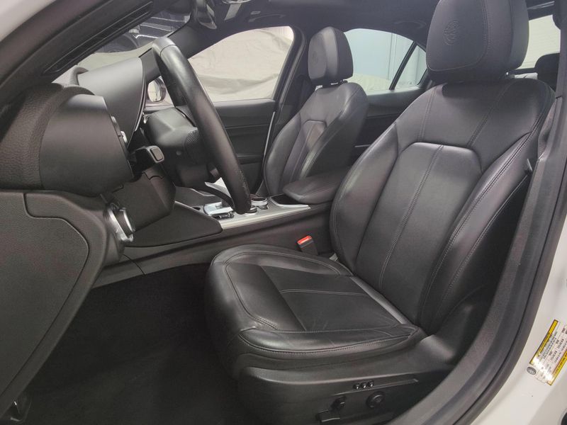 Used 2024 Alfa Romeo Giulia Ti AWD w/Sunroof/NavImage 15