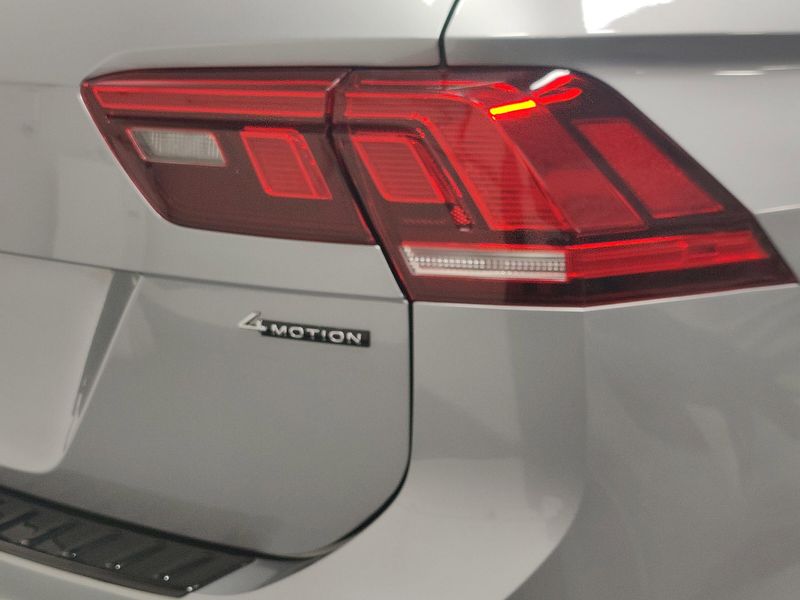 2024 Volkswagen Tiguan SE R-Line Black AWD w/SunroofImage 4