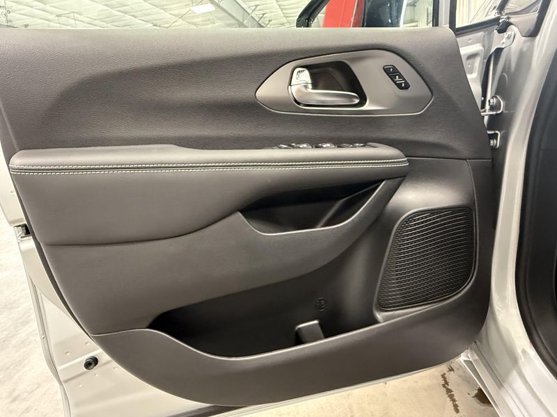 New 2026 Chrysler Pacifica SelectImage 21