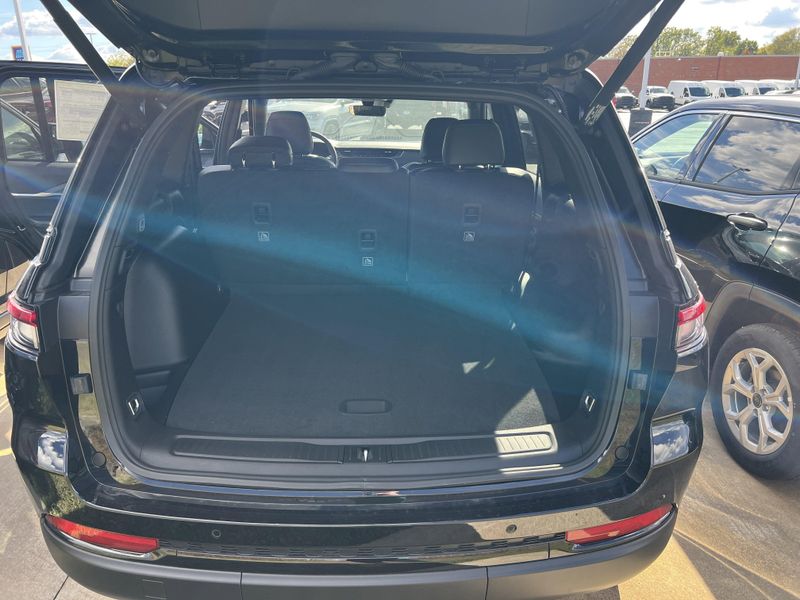 New 2025 Jeep Grand Cherokee Limited 4x4Image 17