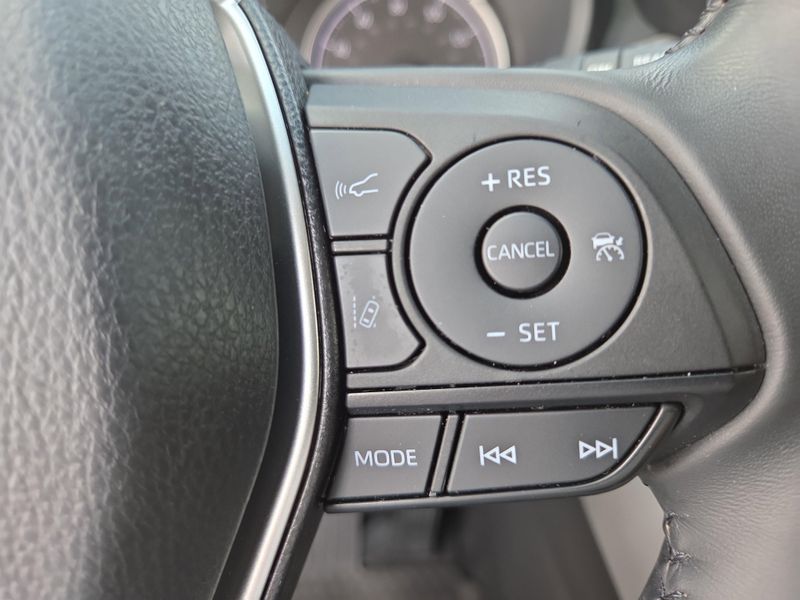 2022 Toyota Venza LE photo 28