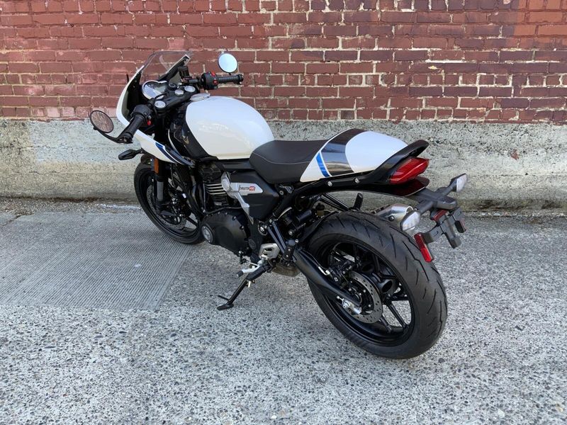2026 Triumph THRUXTON 400