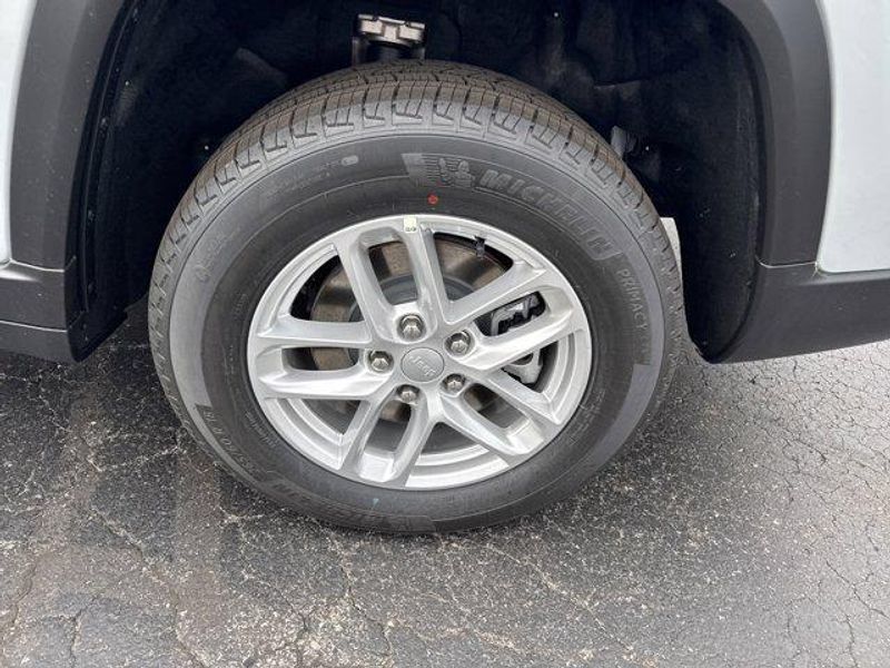 New 2025 Jeep Grand Cherokee L Laredo X 4x4Image 9