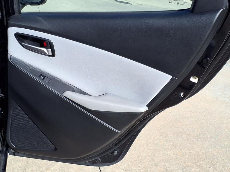2019 Toyota Yaris Sedan LImage 11