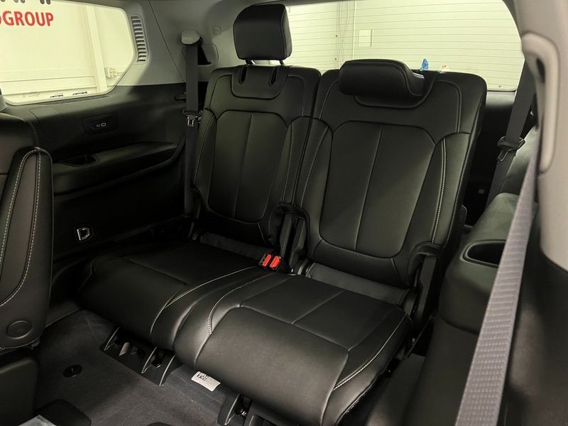 2023 Jeep Grand Cherokee L Limited 4x4Image 14