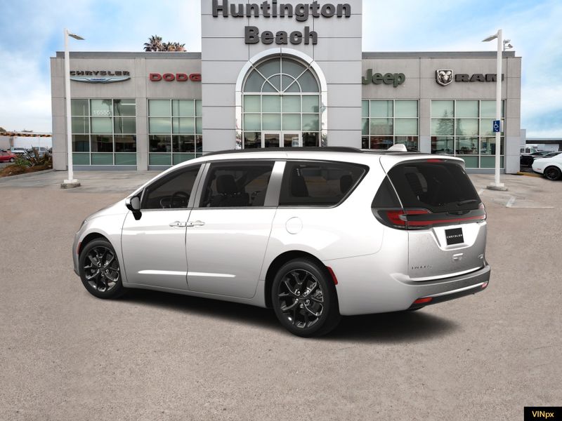 2023 Chrysler Pacifica Limited AWDImage 4