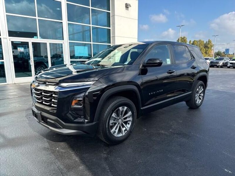 2025 Chevrolet Equinox LT photo 3