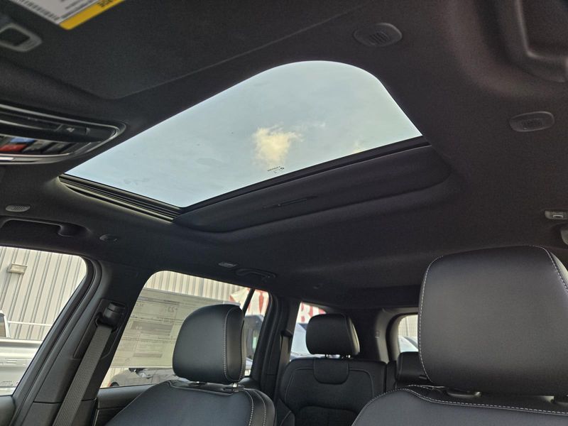 New 2026 Jeep Grand Cherokee Laredo Altitude 4x2
