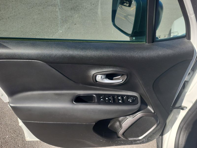 Used 2023 Jeep Renegade LatitudeImage 3