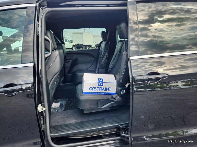 New 2025 Chrysler Voyager LXImage 54