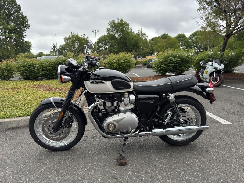 2025 Triumph Bonneville T120 - JET BLACK - FUSION WHITE 