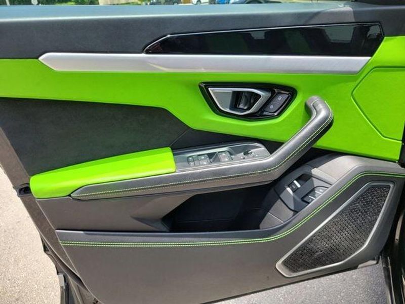 2020 Lamborghini Urus photo 16