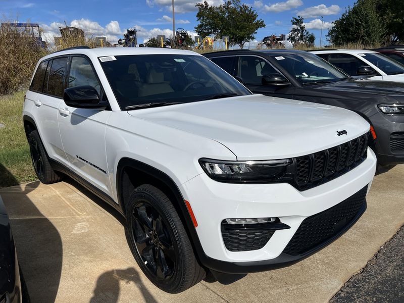 New 2025 Jeep Grand Cherokee Limited 4x4Image 3