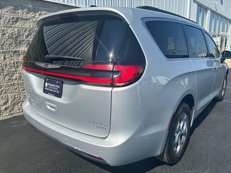 2023 Chrysler Pacifica Limited photo 7