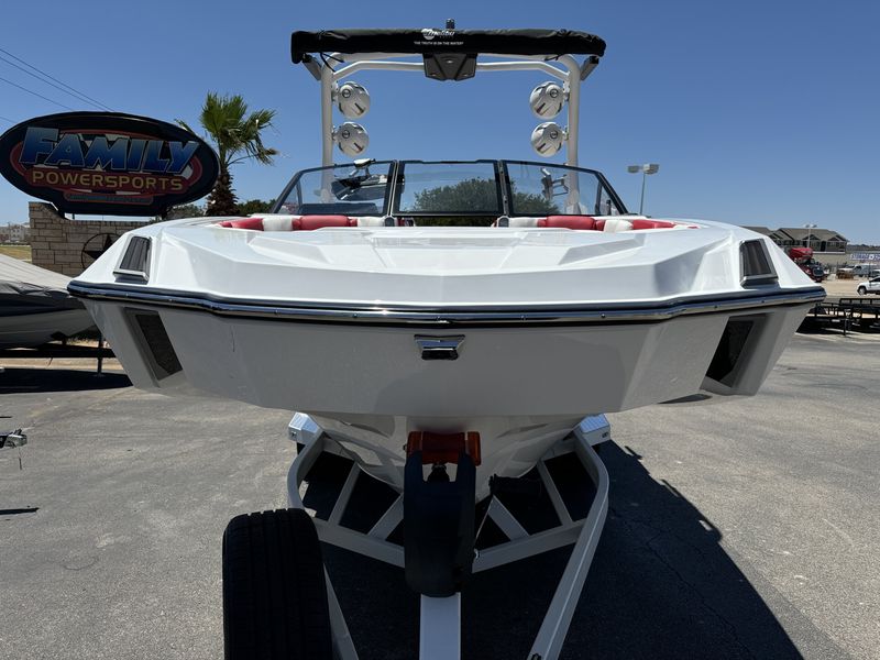 2025 MALIBU WAKESETTER M42 WHITE Image 5