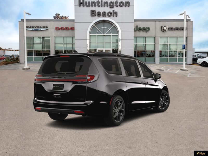 2023 Chrysler Pacifica Limited AWDImage 6