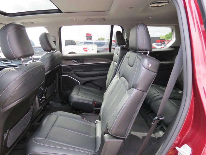 2022 Jeep Grand Cherokee L Limited 4x4 4dr SUVImage 35