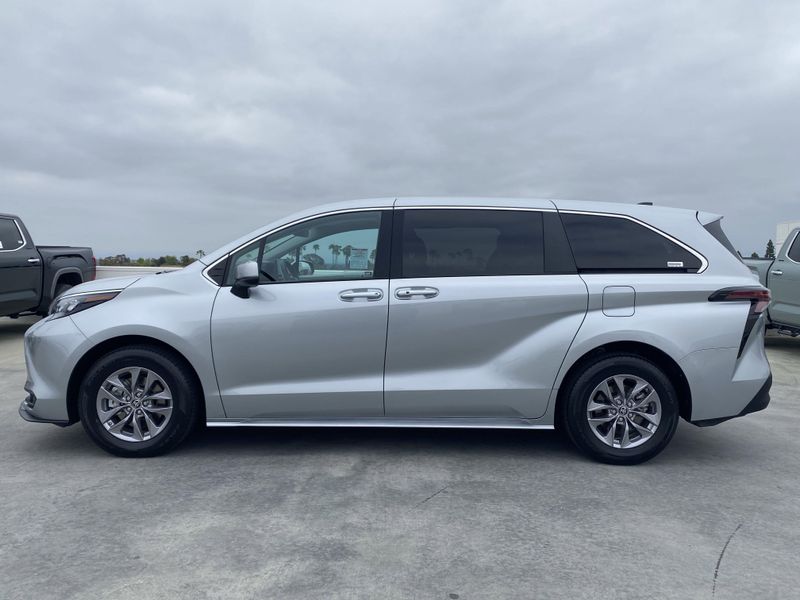 2024 Toyota Sienna LEImage 7