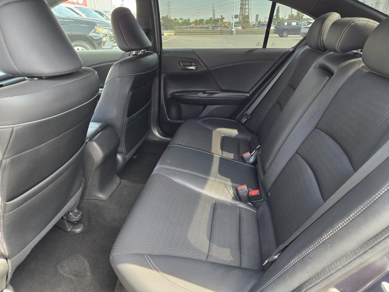 2017 Honda HR-V LX photo 22