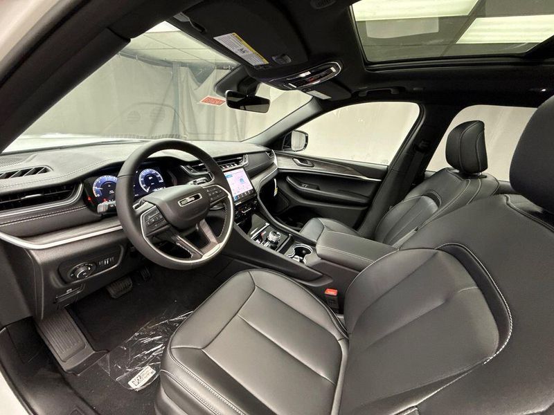 New 2025 Jeep Grand Cherokee L Limited 4x4Image 9